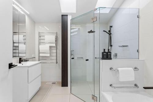 玛莎山Grand Design - Pool, Spa, Playground的带玻璃淋浴和水槽的浴室