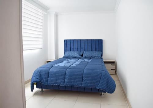 Giường trong phòng chung tại Apartamentos San Pedro