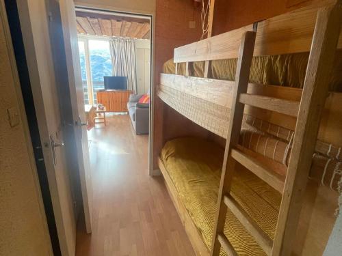 普华露Pra-Loup 1600: Studio cosy 4 pers, vue vallée, centre station - FR-1-165A-207的一间客房内配有双层床的房间