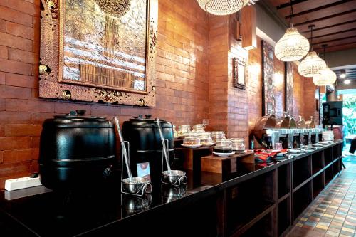 un bar in un ristorante con bicchieri sul bancone di Pandawa Hill Resort a Nusa Dua