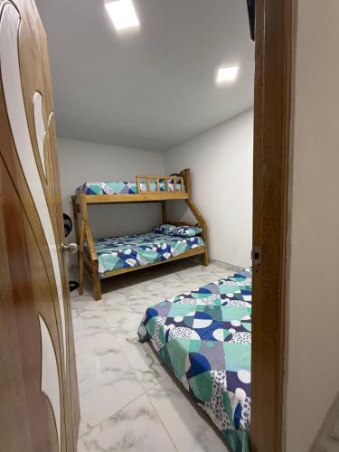 蒙波斯Apartamentos S & J的一间卧室，配有一张床和一张双层床