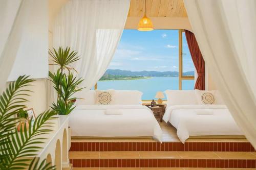 Dos camas en una habitación con una gran ventana. en Chongqing City Center River View B&B, en Chongqing