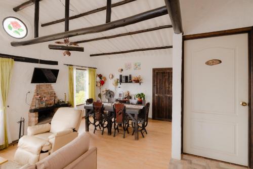 Χώρος καθιστικού στο La Rosaleda - Hermosa finca, vista al lago, bosque privado y BBQ