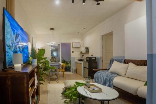 TV a/nebo společenská místnost v ubytování Villa Daluyon Vigan with Jacuzzi and Outdoor Cinema 5 Mins to Crisologo