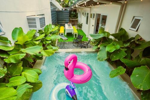 Bazén v ubytování Villa Daluyon Vigan with Jacuzzi and Outdoor Cinema 5 Mins to Crisologo nebo v jeho okolí