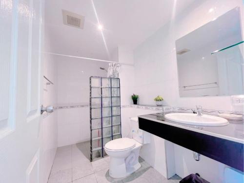 Et badeværelse på Bangsaray Beach Condo B620 บางเสร่ บีช