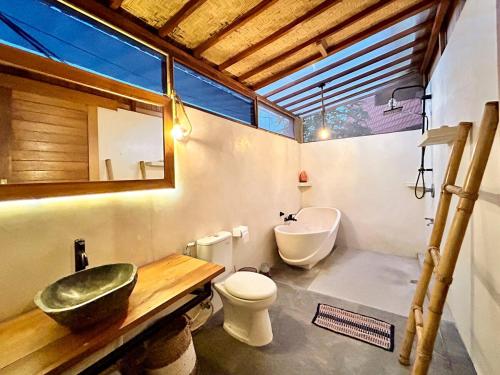 Makaha Bungalow في جيمباران: حمام مع حوض ومرحاض