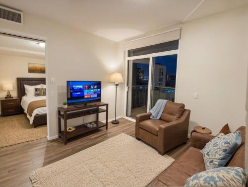 TV/trung tâm giải trí tại Modern Luxury Apartments in the Heart of Los Angeles