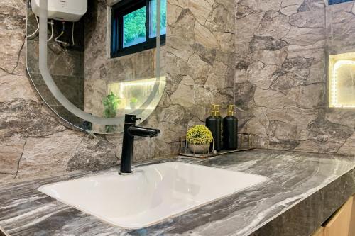 Ένα μπάνιο στο RedDoorz at Villa Zea Sayangheulang Garut