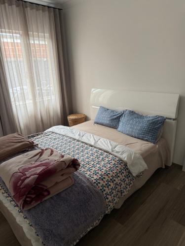 Postel nebo postele na pokoji v ubytování Radhika Kutir