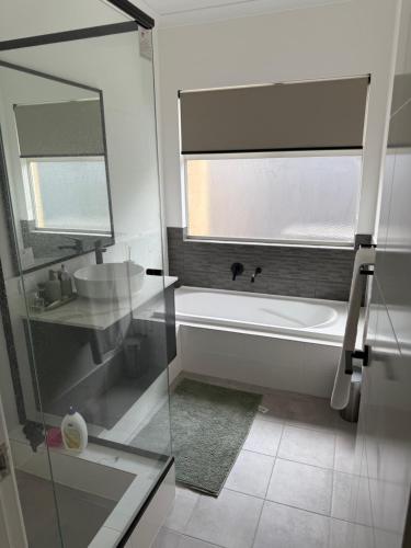 Koupelna v ubytování Radhika Kutir