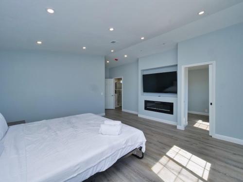 En eller flere senge i et værelse på Renovated 5 Bd 3 Ba AC Private Deck Lawn