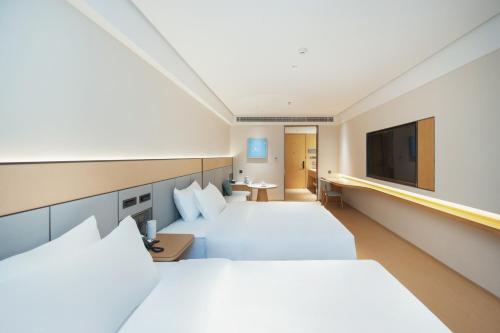 Postel nebo postele na pokoji v ubytování JI Hotel Shenzhen China South City Hehua Subway Station