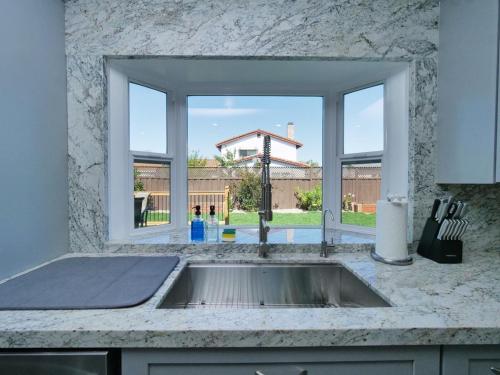 Billede fra billedgalleriet på Renovated 5 Bd 3 Ba AC Private Deck Lawn i Hayward