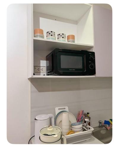 Un horno microondas dentro de los gabinetes de la cocina. en La Bella Boutique, en Galicias