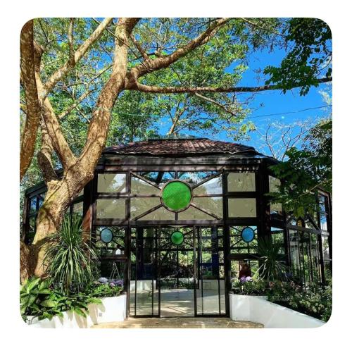 Un mirador con un árbol al fondo en La Bella Boutique, en Galicias