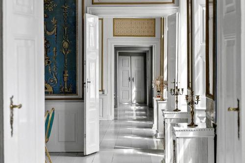 UllerslevにあるManor With Soul Between Forest And Lake On Funenの白壁・天井の廊下