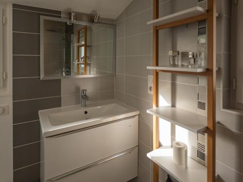 Sainte-FoyMaison 4 chambres avec piscine et jardin proche plage - FR-1-197-625的浴室里有洗手池和镜子