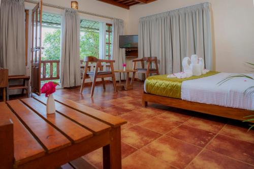 Una cama o camas en una habitación de Bracknell Forest Munnar