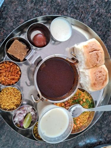 班达尔达拉Bhandardara I land Camping的含有不同食物的盘子