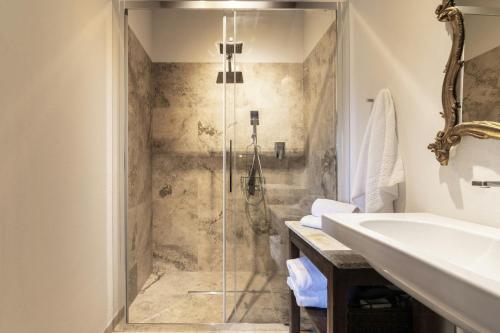 Phòng tắm tại Panoramic Apartment In 17Th Century Farmhouse