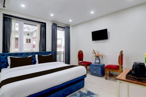 Una cama o camas en una habitación de Townhouse Rispana River Dehradun Formerly Nivasa Home Stays