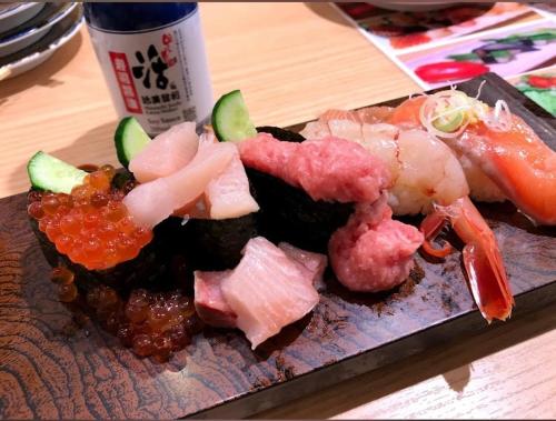 a plate of sushi with meat and vegetables on a table at AYA Funabashi#104 Enjoy the cherry blossoms in full bloom, Tatami experience, Funabashi station near by, Many restaurants & shops, Kid, Long term, Direct airport access, Messe, Disney, Cozy in Funabashi