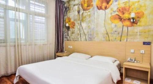 1 dormitorio con 2 camas y un mural de flores en Super 8 Hotel Jinan Railway Station Square, en Jinan