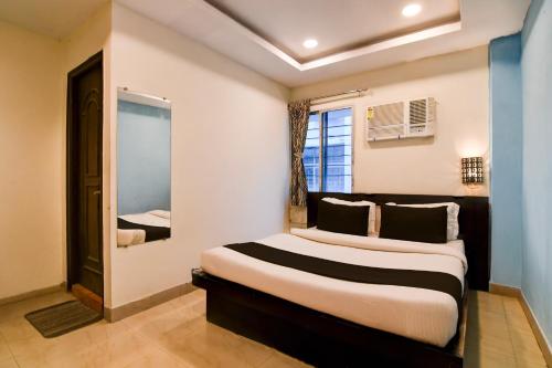 una camera da letto con un letto grande in una stanza di Collection O Saltlake Aadhar Office Formerly A&M Regency a Thākurdwari