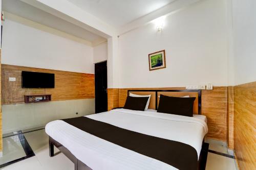 ein Schlafzimmer mit einem großen Bett in einem Zimmer in der Unterkunft Hotel O Bharata Mata College Kakkanad in Kochi