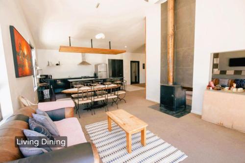 Χώρος καθιστικού στο Spacious Mt Hutt Ski & Summer Lodge in Methven with Spa