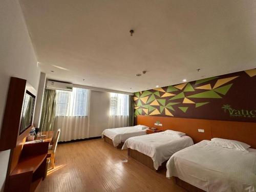Vatica JiangsuJianguo Road Xuanwu Market Hotel في سوزهو: غرفة فندقية بسريرين وتلفزيون