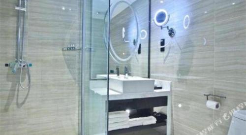 楽山市にあるXana Lite Leshan Haochi Street Branchの洗面台とシャワー付きのバスルーム