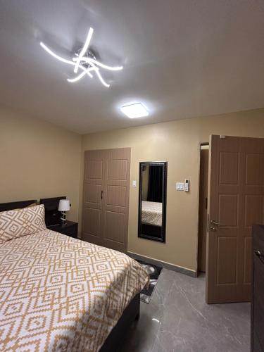 una camera da letto con un letto e un ventilatore a soffitto di Luxe Royal 1BR at the Vineyards w Pool & WiFi a Kingston