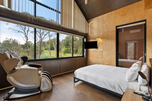 Giường trong phòng chung tại Sandbox House - An Architectural Mountain Retreat