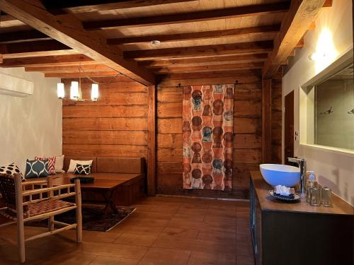 ein Zimmer mit einem Tisch und einer Holzwand in der Unterkunft The Bath and Bed Sakuho in Saku