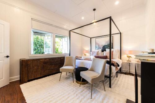 伊普斯维奇5 Bed 5 Bath Urban Getaway Ipswich Central的卧室里有一张带大镜子的床