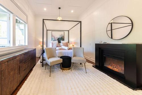 Un dormitorio con una cama y una chimenea. en 5 Bed 5 Bath Urban Getaway Ipswich Central, en Ipswich