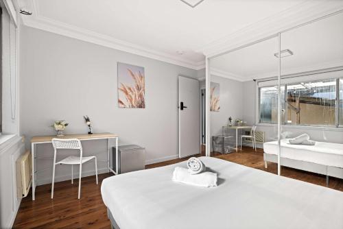 En eller flere senge i et værelse på Light & Simple Double Room - Peakhurst Area - Shared Bathroom