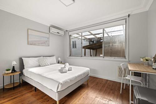 En eller flere senge i et værelse på Light & Simple Double Room - Peakhurst Area - Shared Bathroom