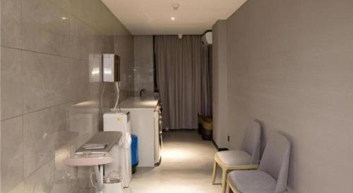 桂林Echarm Hotel Guilin Railway Station the MixC的一间带两把椅子和盥洗盆的浴室