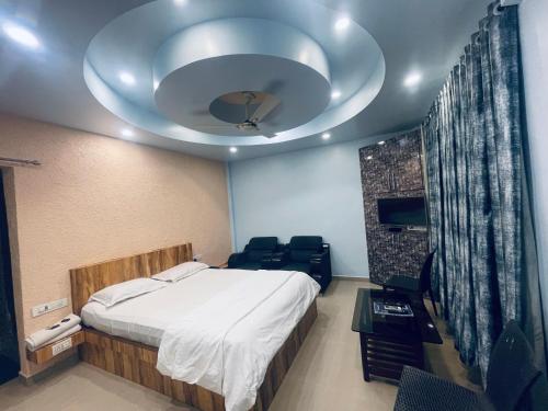 PanhālaNatural resort的一间卧室设有床和圆形天花板