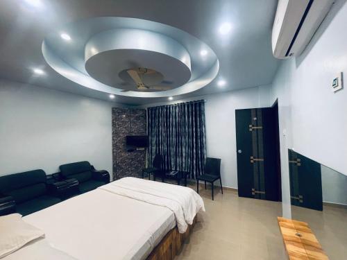 PanhālaNatural resort的一间带大床和天花板的卧室