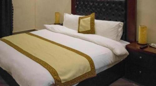 Un pat sau paturi într-o cameră la Hotel Grand Millennium