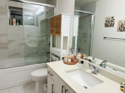 un bagno con wc, doccia e lavandino di Cozy Dreamscape a Surrey