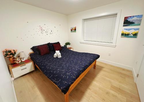 una camera da letto con un letto con due animali di peluche sopra di Cozy Dreamscape a Surrey