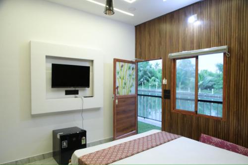 TV a/nebo společenská místnost v ubytování Munroe Mangrove Forest Lake Holidays Resorts