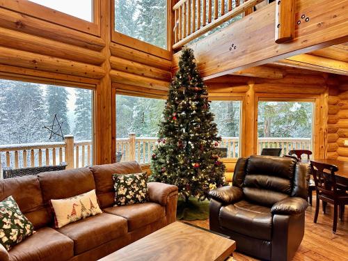 Χώρος καθιστικού στο Bearfoot Chalet by NW Comfy Cabins