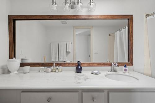 NEW Cozy Central l 4 BDRM 2BTH l 1 acre LOT في سييرا فيستا: حمام مع حوض ومرآة كبيرة