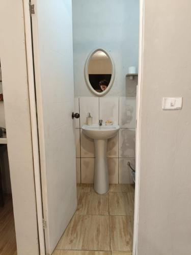 a bathroom with a sink and a mirror at Villa Naylamp loft 10 beach pocitas in Puerto Máncora